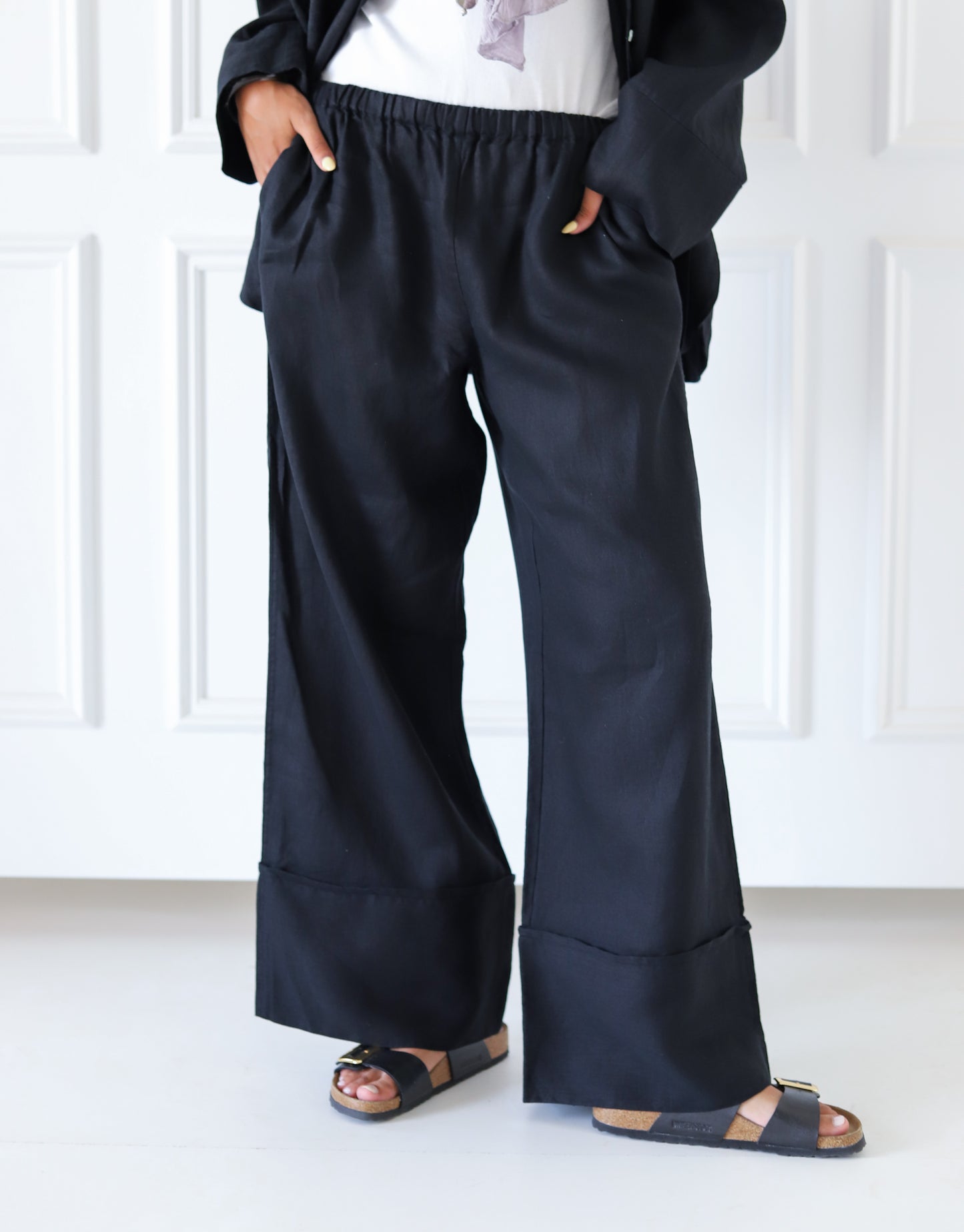 Folded 100% Linen Trousers — Black