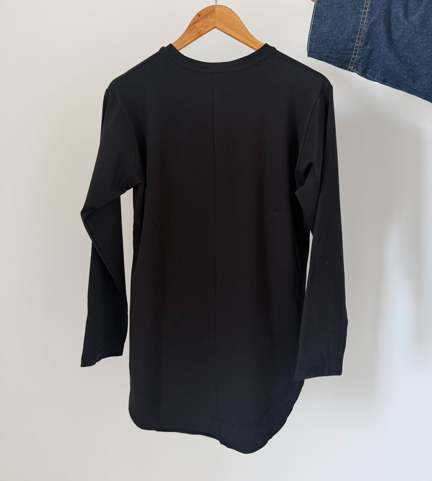 Long Sleeves Rounded Top — Black