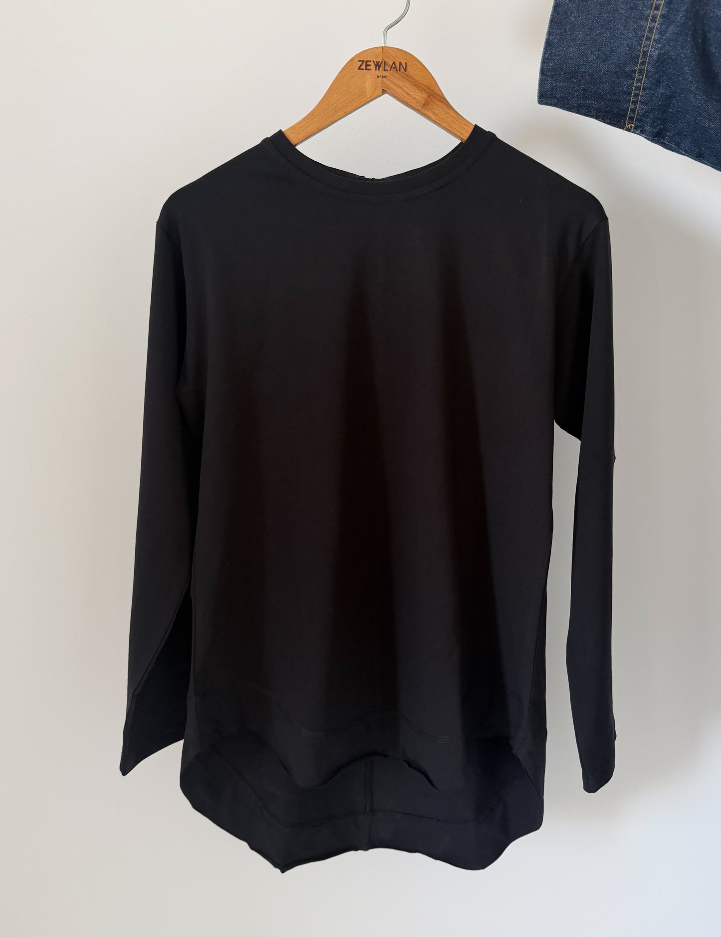 Long Sleeves Rounded Top — Black