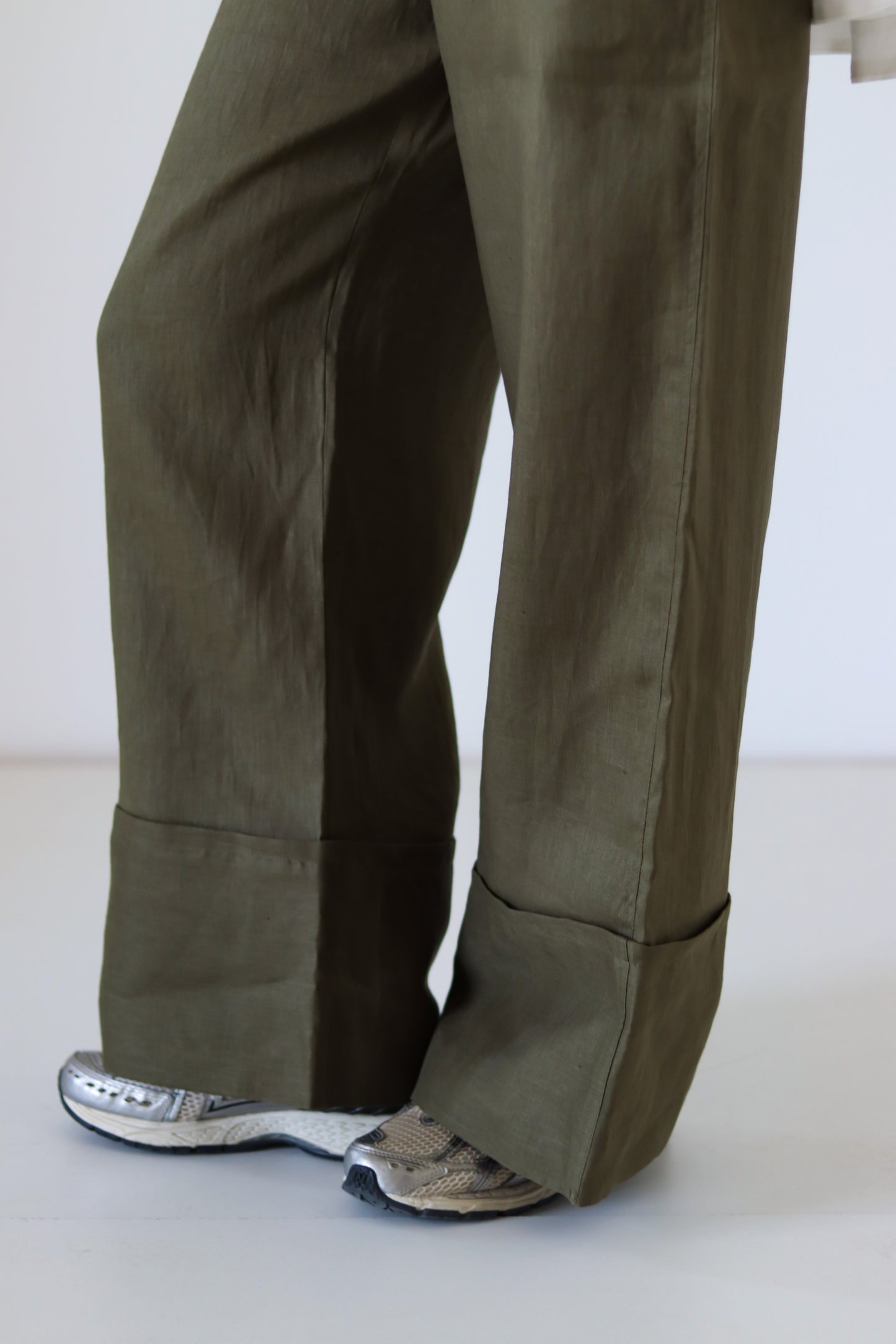 Folded 100% Linen Trousers — Olive